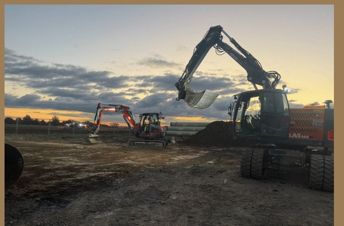 Bagger im Einsatz bei Erdarbeiten in der Abenddämmerung