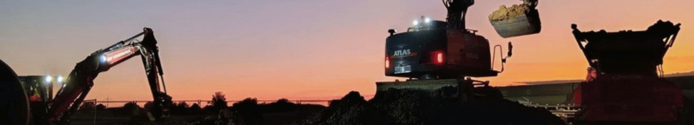 Baggerarbeiten bei Sonnenuntergang, Beladung eines Muldenkippers
